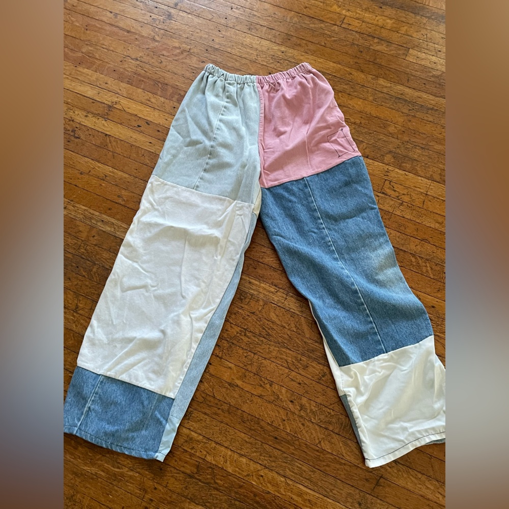 Super comfortable vintage multi- colored pants, very relaxed. Size small.